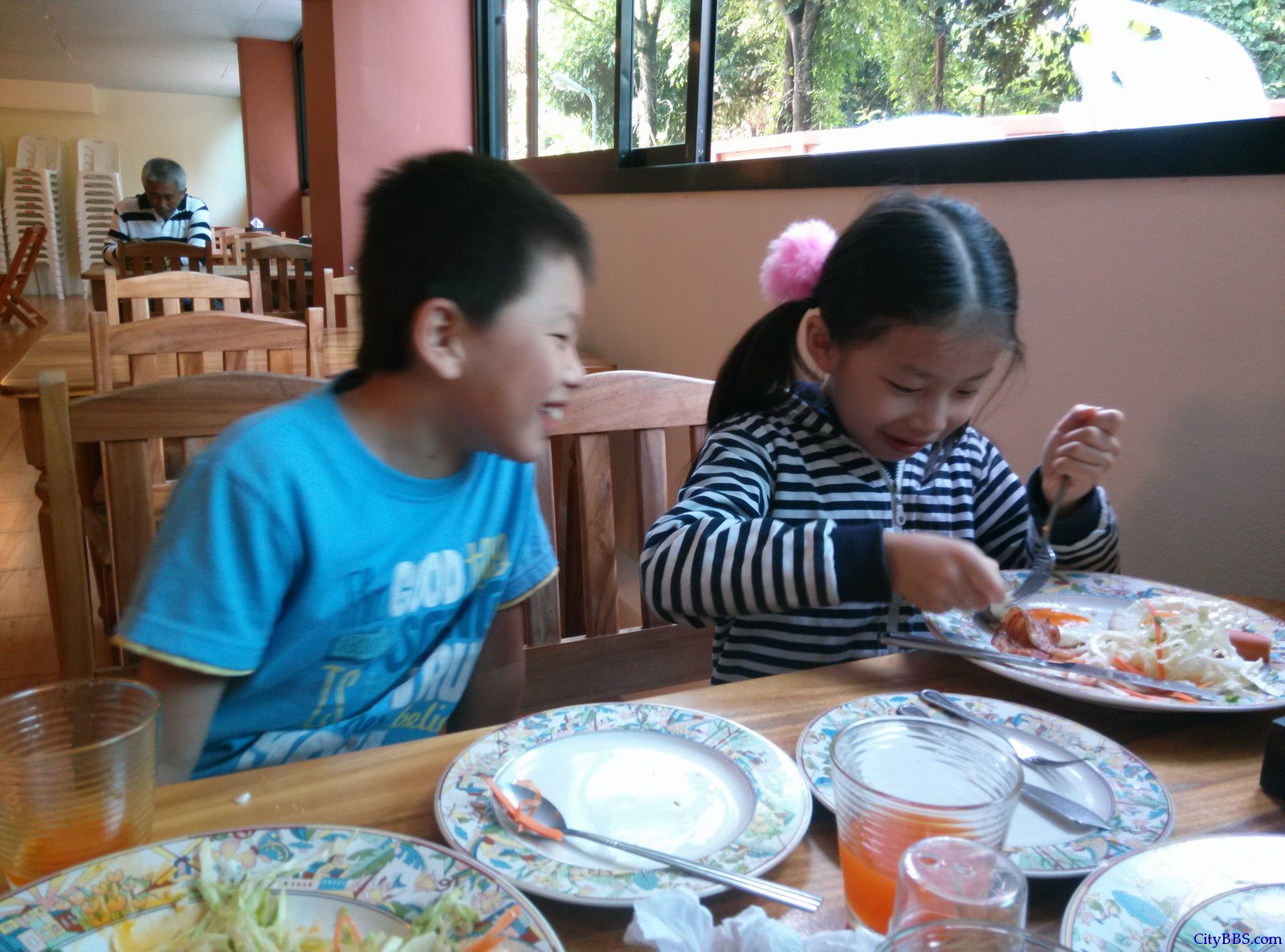 因为准备第二天去美斯乐，晚上在清莱北郊找了个resort，一个小套间900泰铢含早餐，挺不错的 ...