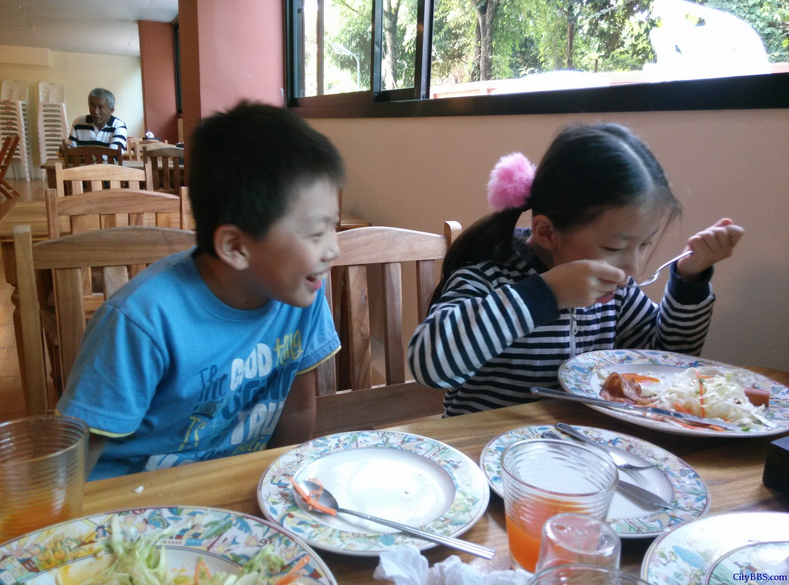 因为准备第二天去美斯乐，晚上在清莱北郊找了个resort，一个小套间900泰铢含早餐，挺不错的 ...