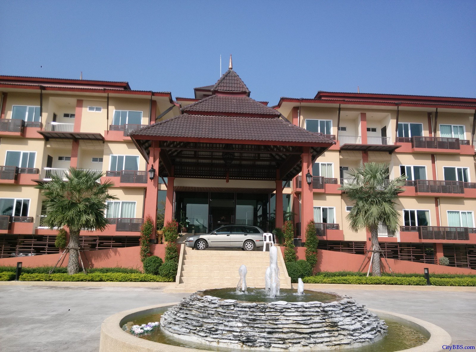 因为准备第二天去美斯乐，晚上在清莱北郊找了个resort，一个小套间900泰铢含早餐，挺不错的 ...
