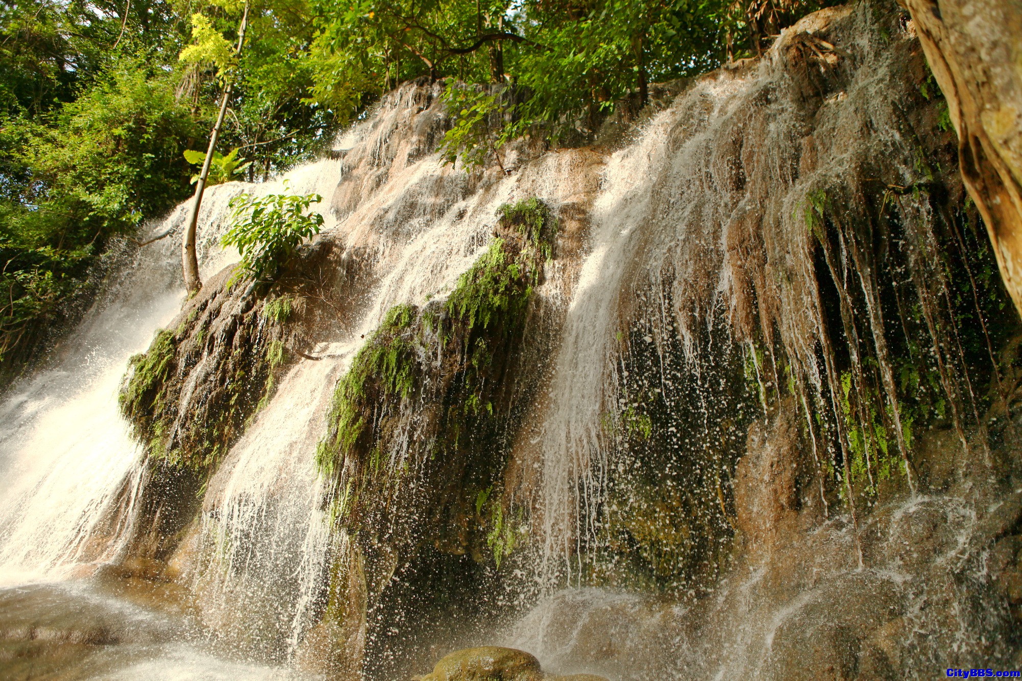 泰国内陆的美丽瀑布风光