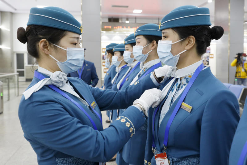 中老铁路全线开通运营,中国列车员上车前整理着装 中老铁路全线开通运营,中国列车员上车前整理着装