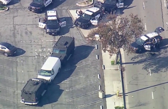 大批警力包围枪手所在的一辆厢型车 大批警力包围枪手所在的一辆厢型车