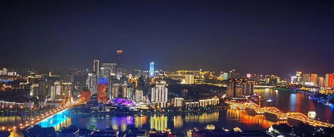 柳州虽然只是广西的一个地级市,但其夜景之美,经常被津津乐道,夜幕下的柳江两岸灯光璀璨,江水映城,夜景 ... 柳州虽然只是广西的一个地级市,但其夜景之美,经常被津津乐道,夜幕下的柳江两岸灯光璀璨,江水映城,夜景 ...
