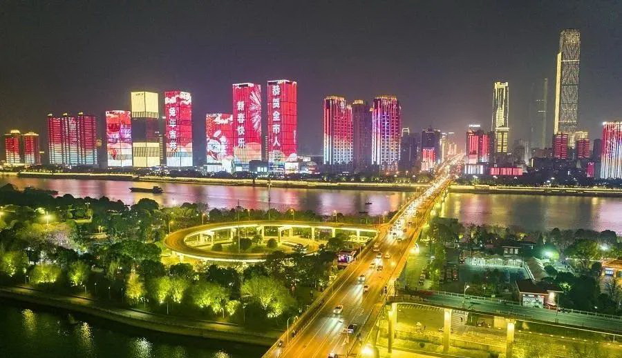 长沙很早就有内地第一娱乐之都的称谓,也是著名的不夜城 长沙很早就有内地第一娱乐之都的称谓,也是著名的不夜城