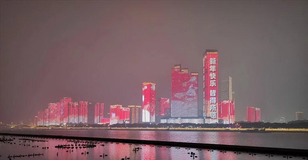 橘子洲作为长沙的标志性建筑,这里的夜景很美,是长沙晚上最浪漫的地方之一 ... 橘子洲作为长沙的标志性建筑,这里的夜景很美,是长沙晚上最浪漫的地方之一 ...