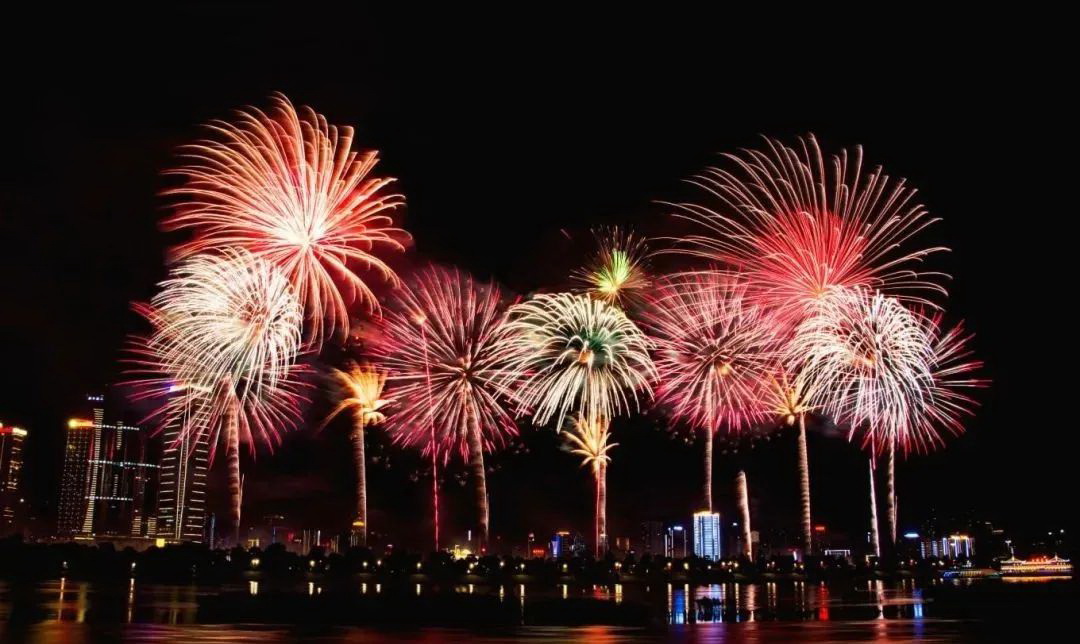 橘子洲作为长沙的标志性建筑,这里的夜景很美,是长沙晚上最浪漫的地方之一 ... 橘子洲作为长沙的标志性建筑,这里的夜景很美,是长沙晚上最浪漫的地方之一 ...