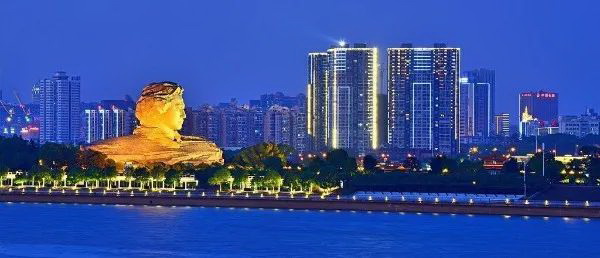 橘子洲作为长沙的标志性建筑,这里的夜景很美,是长沙晚上最浪漫的地方之一 ... 橘子洲作为长沙的标志性建筑,这里的夜景很美,是长沙晚上最浪漫的地方之一 ...