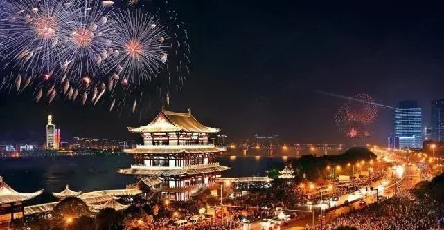 湘江两岸的主题灯光秀将长沙夜空装扮得流光溢彩 湘江两岸的主题灯光秀将长沙夜空装扮得流光溢彩