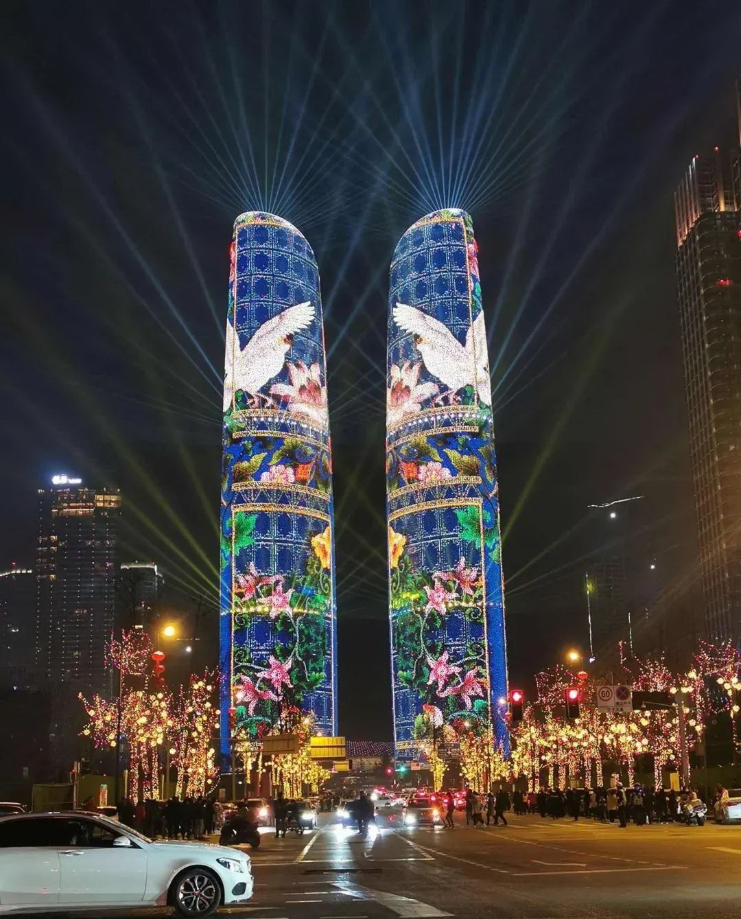 今年的灯光秀依托天府双塔塔体,将音乐与数字光影艺术巧妙结合,打造一场虚幻与现实相结合的浸入式灯光秀 ... 今年的灯光秀依托天府双塔塔体,将音乐与数字光影艺术巧妙结合,打造一场虚幻与现实相结合的浸入式灯光秀 ...