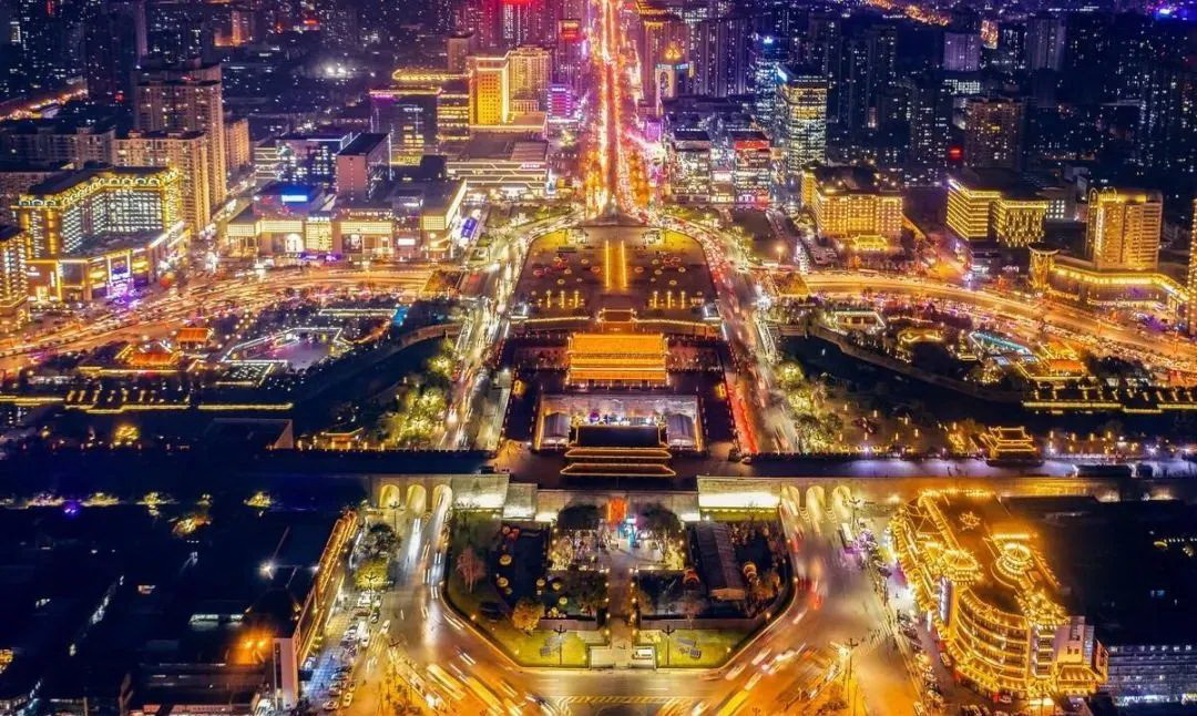 西安的夜景以盛唐文化为背景,唐风元素为主线,璀璨的灯光再搭配各种音乐、歌舞及水秀表演,让你有种穿越到 ... 西安的夜景以盛唐文化为背景,唐风元素为主线,璀璨的灯光再搭配各种音乐、歌舞及水秀表演,让你有种穿越到 ...