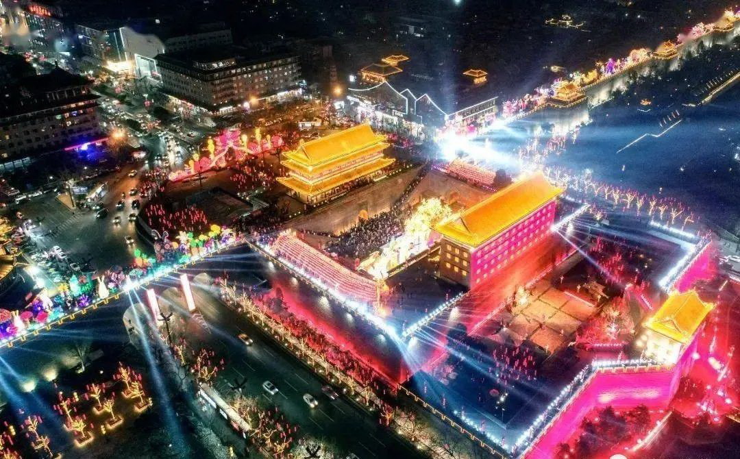 西安的夜景以盛唐文化为背景,唐风元素为主线,璀璨的灯光再搭配各种音乐、歌舞及水秀表演,让你有种穿越到 ... 西安的夜景以盛唐文化为背景,唐风元素为主线,璀璨的灯光再搭配各种音乐、歌舞及水秀表演,让你有种穿越到 ...