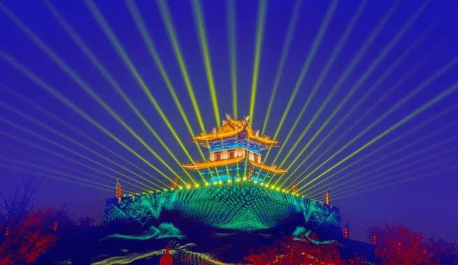 西安的夜景以盛唐文化为背景,唐风元素为主线,璀璨的灯光再搭配各种音乐、歌舞及水秀表演,让你有种穿越到 ... 西安的夜景以盛唐文化为背景,唐风元素为主线,璀璨的灯光再搭配各种音乐、歌舞及水秀表演,让你有种穿越到 ...