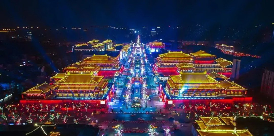 西安的夜景以盛唐文化为背景,唐风元素为主线,璀璨的灯光再搭配各种音乐、歌舞及水秀表演,让你有种穿越到 ... 西安的夜景以盛唐文化为背景,唐风元素为主线,璀璨的灯光再搭配各种音乐、歌舞及水秀表演,让你有种穿越到 ...