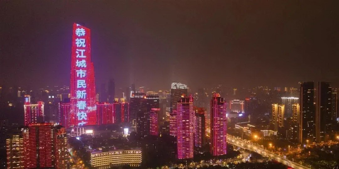 武汉有“江城”和“桥城”之称,是一个历史悠久的大都市,近些年的城建也是大手笔推进,长江两岸摩天大厦林 ... 武汉有“江城”和“桥城”之称,是一个历史悠久的大都市,近些年的城建也是大手笔推进,长江两岸摩天大厦林 ...