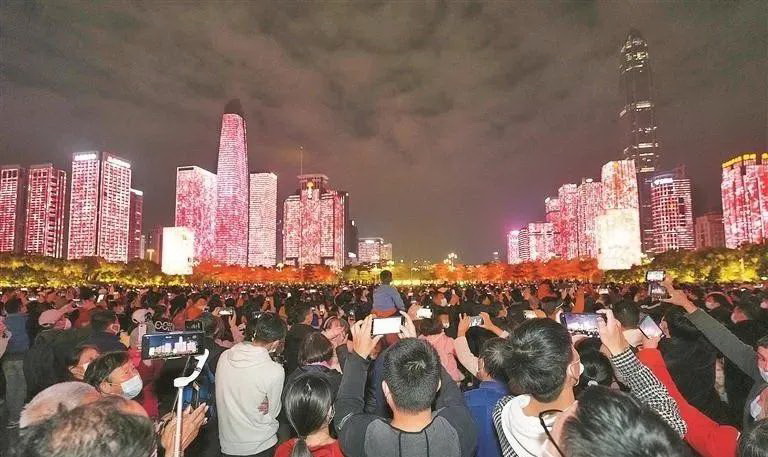 夜晚的深圳更是美轮美奂,灯光设计有其独特的魅力 夜晚的深圳更是美轮美奂,灯光设计有其独特的魅力