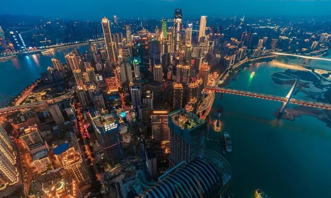 重庆是一座著名的山地城市、知名的网红,和很多光鲜亮丽但千篇一律的城市相比,重庆地形魔幻,自带江湖气息 ... 重庆是一座著名的山地城市、知名的网红,和很多光鲜亮丽但千篇一律的城市相比,重庆地形魔幻,自带江湖气息 ...