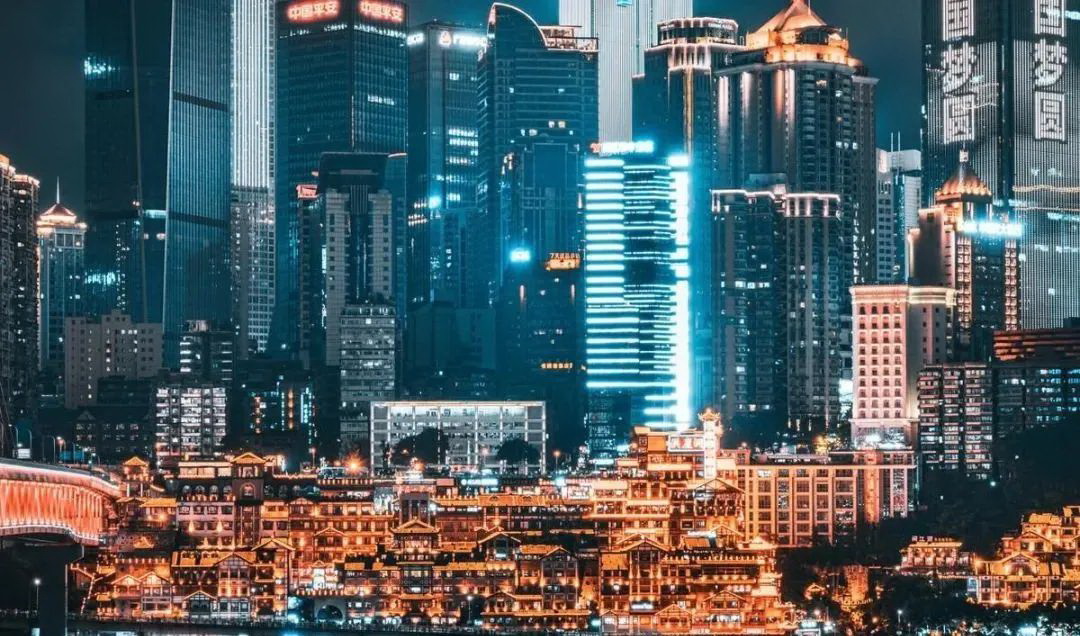 洪崖洞夜色是重庆著名的一景,最具特色吊脚楼依江而建,夜幕中的洪崖洞灯火辉煌,像极了奇幻世界,站在楼顶 ... 洪崖洞夜色是重庆著名的一景,最具特色吊脚楼依江而建,夜幕中的洪崖洞灯火辉煌,像极了奇幻世界,站在楼顶 ...