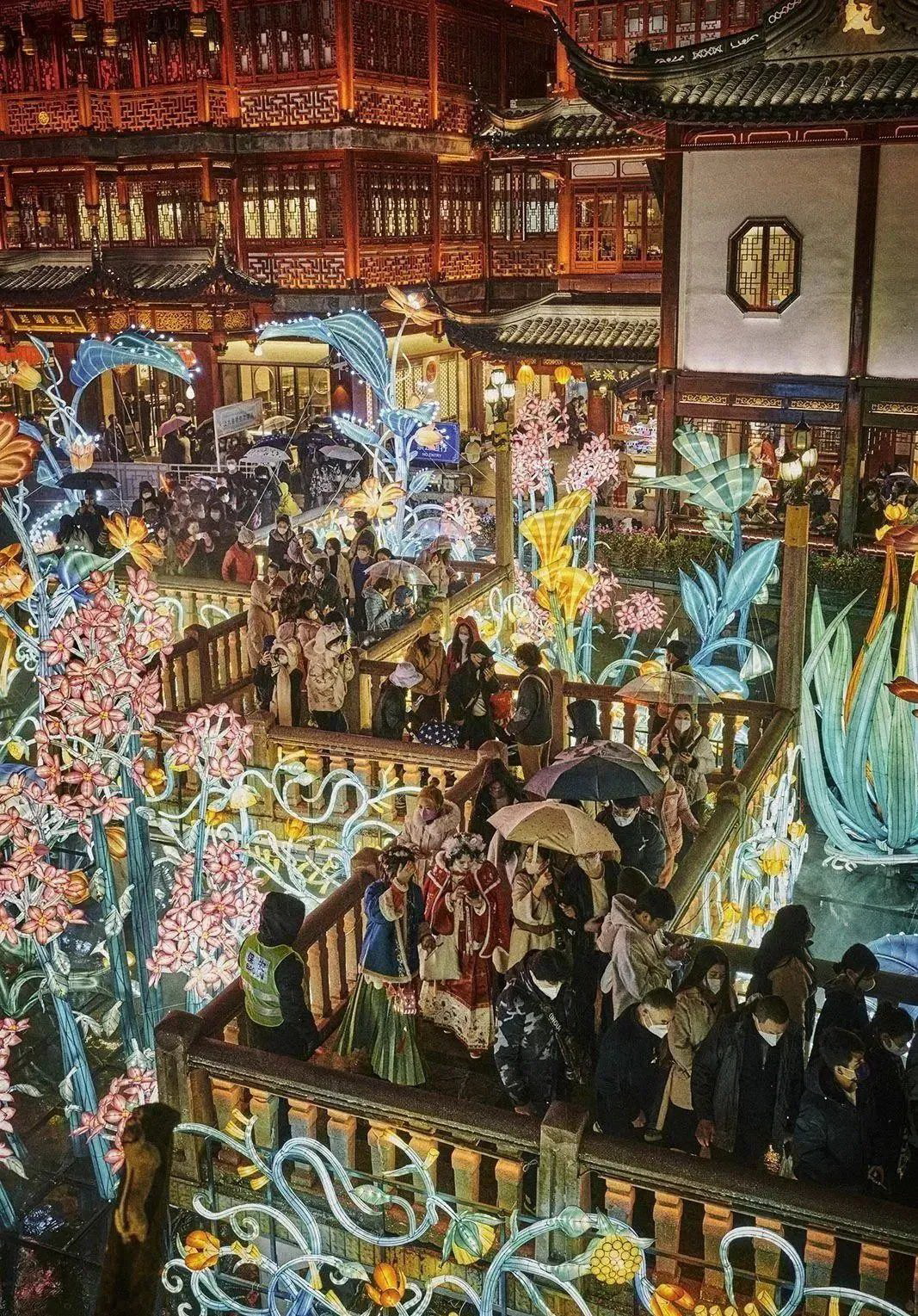 洪崖洞夜色是重庆著名的一景,最具特色吊脚楼依江而建,夜幕中的洪崖洞灯火辉煌,像极了奇幻世界,站在楼顶 ... 洪崖洞夜色是重庆著名的一景,最具特色吊脚楼依江而建,夜幕中的洪崖洞灯火辉煌,像极了奇幻世界,站在楼顶 ...