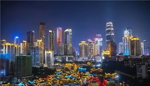 重庆经典老街区十八梯的夜景,街区中的店铺沿着山势错落有致,咖啡店、美食铺、西餐馆……尽显山城层峦叠嶂 ... 重庆经典老街区十八梯的夜景,街区中的店铺沿着山势错落有致,咖啡店、美食铺、西餐馆……尽显山城层峦叠嶂 ...