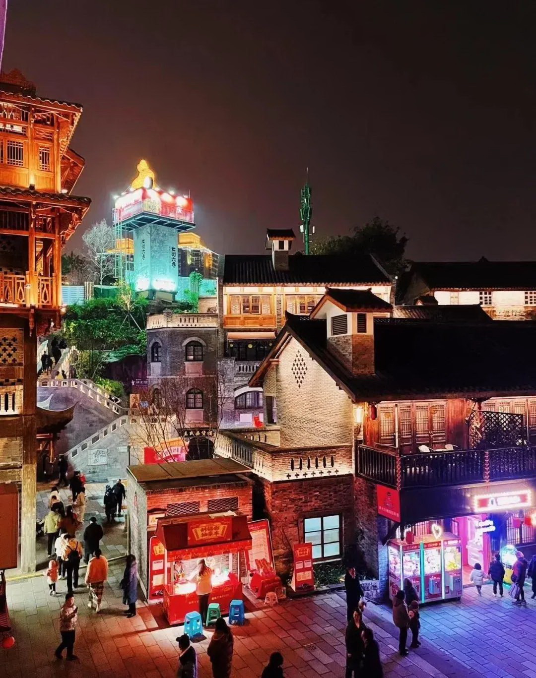 重庆经典老街区十八梯的夜景,街区中的店铺沿着山势错落有致,咖啡店、美食铺、西餐馆……尽显山城层峦叠嶂 ... 重庆经典老街区十八梯的夜景,街区中的店铺沿着山势错落有致,咖啡店、美食铺、西餐馆……尽显山城层峦叠嶂 ...