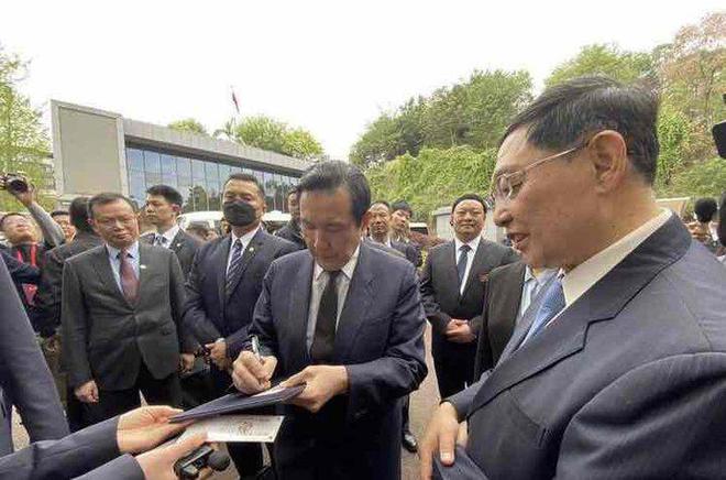 在和张自忠将军的孙子张庆成交谈时,马英九哽咽着说,张将军受了很多委屈,他壮烈殉国,很了不起。祭拜结束 ... 在和张自忠将军的孙子张庆成交谈时,马英九哽咽着说,张将军受了很多委屈,他壮烈殉国,很了不起。祭拜结束 ...