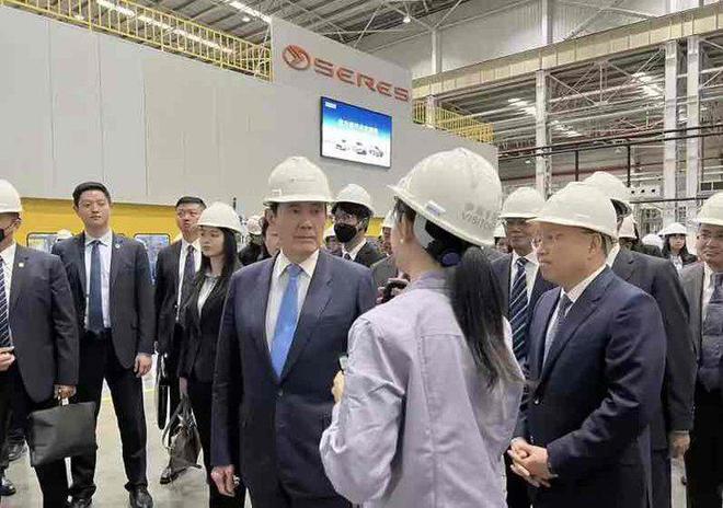 4日上午,马英九在重庆市参观了赛力斯汽车两江智慧工厂,并且体验了赛力斯汽车上的鸿.jpg 4日上午,马英九在重庆市参观了赛力斯汽车两江智慧工厂,并且体验了赛力斯汽车上的鸿.jpg