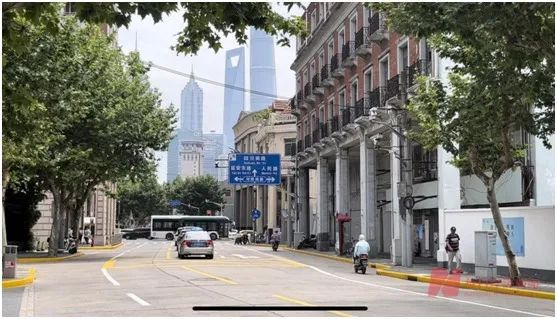 上海金陵东路往外滩方向的不远处便是陆家嘴