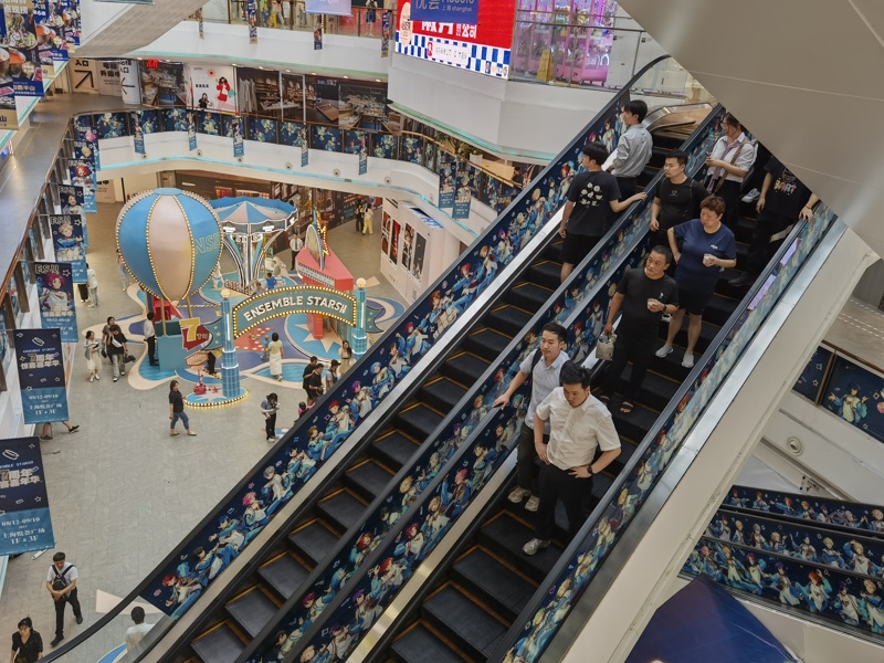 商场内人来人往,并不“萧条” 商场内人来人往,并不“萧条”