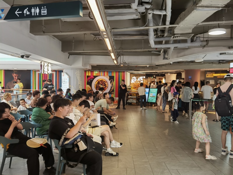 被部分自媒体称“没人”的商场,实际却有不少经常排队的“网红店” 被部分自媒体称“没人”的商场,实际却有不少经常排队的“网红店”