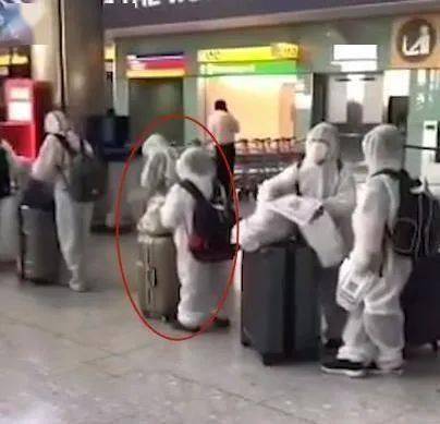 大使馆组织包机接送未成年学生回国,孩子们小小的个子裹在不合身的防护服中,拖着重重的行李箱 ... 大使馆组织包机接送未成年学生回国,孩子们小小的个子裹在不合身的防护服中,拖着重重的行李箱 ...