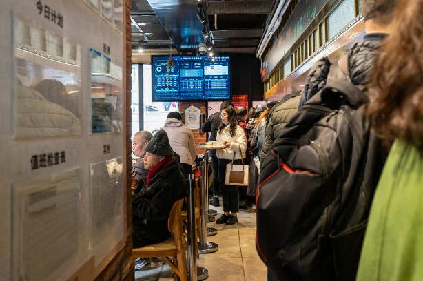 在食堂排队打饭 在食堂排队打饭