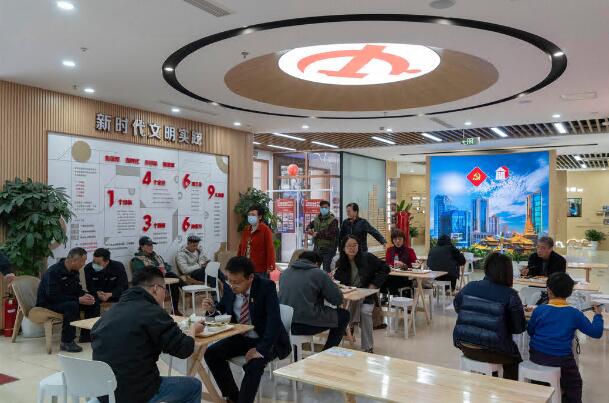 顾客们在餐厅应用程序和社交媒体上找食堂，分享最佳菜肴贴士