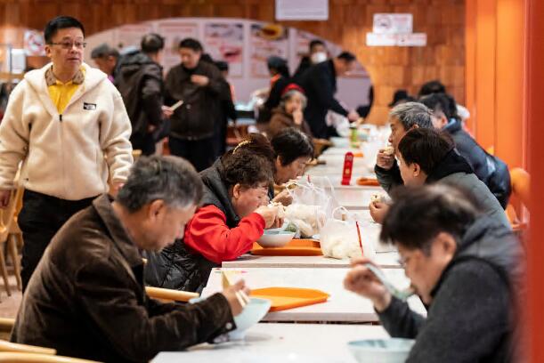社区食堂原本是为老年人创办的,但正在吸引更年轻的人群 社区食堂原本是为老年人创办的,但正在吸引更年轻的人群
