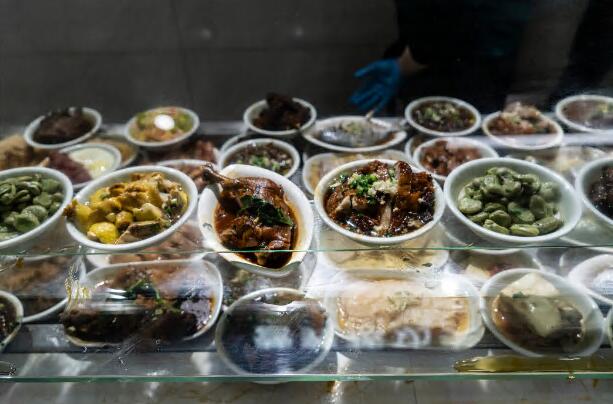 有数十种不同的菜肴可供选择,包括油焖鸭和炒蚕豆,便宜的只需十块钱 有数十种不同的菜肴可供选择,包括油焖鸭和炒蚕豆,便宜的只需十块钱