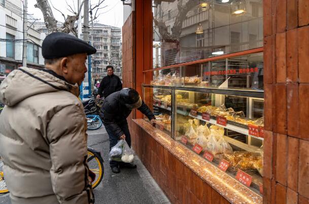 社区食堂看起来与普通餐馆相似。上海有逾305家得到政府补贴的食堂 社区食堂看起来与普通餐馆相似。上海有逾305家得到政府补贴的食堂