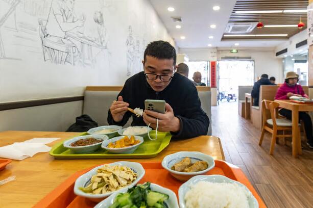 更多的年轻专业人士为了省钱已开始去食堂吃饭 更多的年轻专业人士为了省钱已开始去食堂吃饭