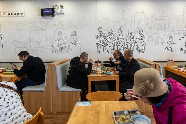 经常看到人们将大量的剩菜打包带走 经常看到人们将大量的剩菜打包带走