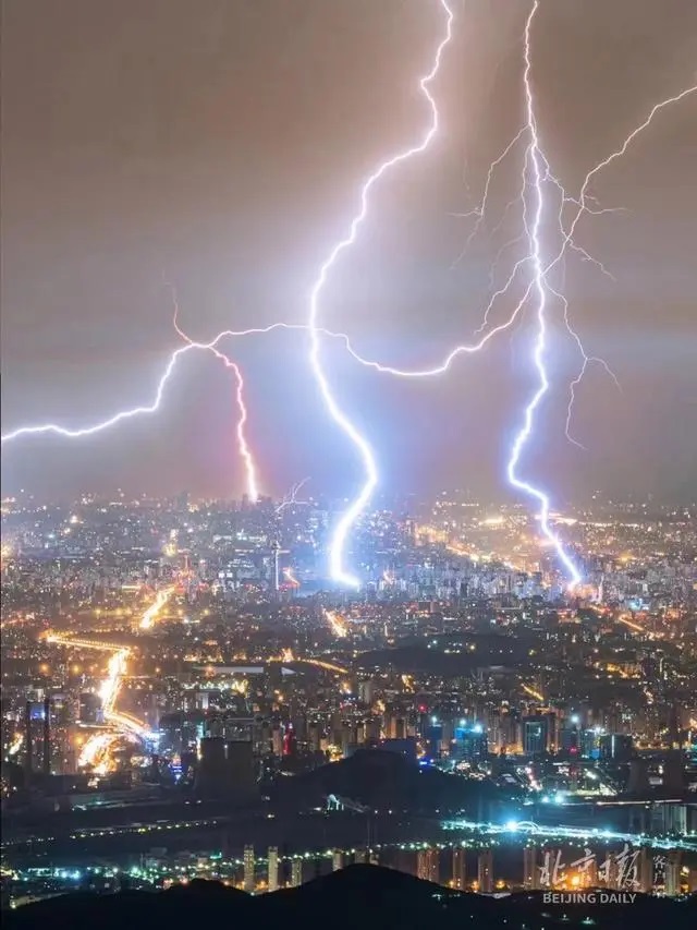 北京上空再上演“金蛇狂舞”