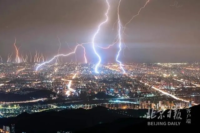 北京上空再上演“金蛇狂舞”