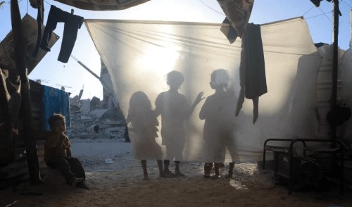 加沙地带南部城市汗尤尼斯东部的一座城镇,孩子们在废墟上的临时帐篷旁玩耍 ... 加沙地带南部城市汗尤尼斯东部的一座城镇,孩子们在废墟上的临时帐篷旁玩耍 ...