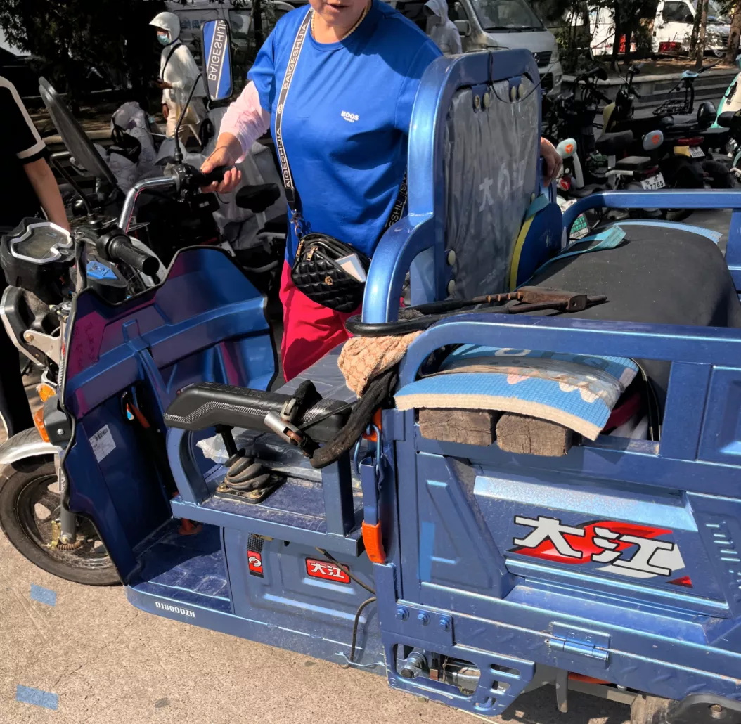 两位老人的三轮车 两位老人的三轮车