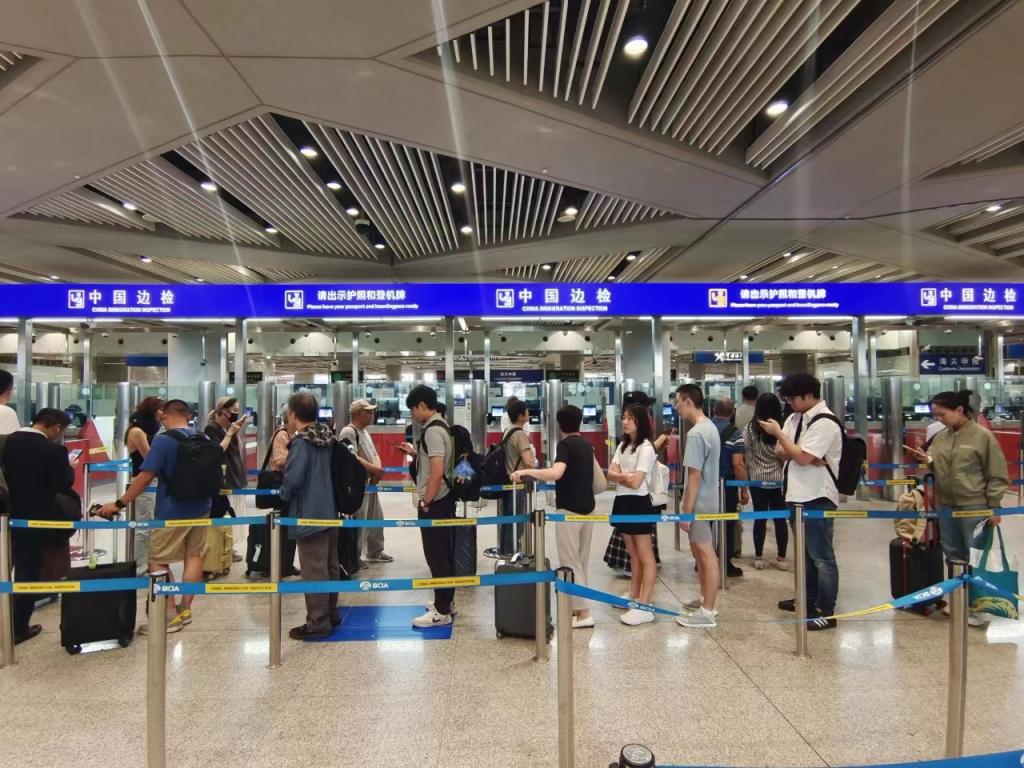 首都国际机场T3航站楼出境执勤现场,旅客排队等待通关 首都国际机场T3航站楼出境执勤现场,旅客排队等待通关