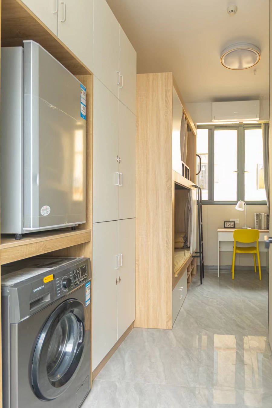 房间内的设施一应俱全 房间内的设施一应俱全