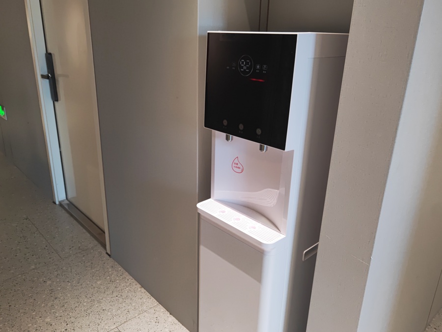每个楼层都有免费饮水机，可以出热水和直饮水.jpg