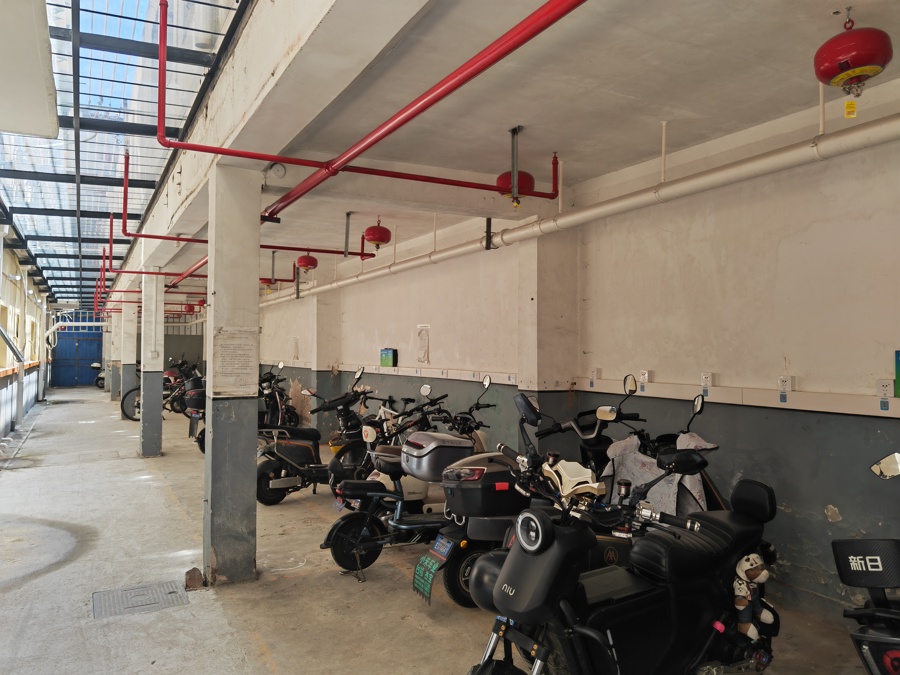 供电瓶车停放与充电的停放点.jpg 供电瓶车停放与充电的停放点.jpg