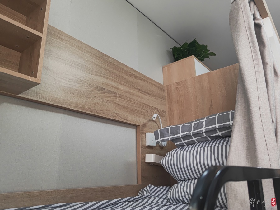 床头有充电插口和小台灯 床头有充电插口和小台灯