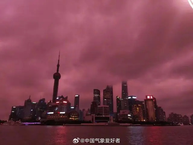 不少网友晒出台风“贝碧嘉”到来前的紫色天空 不少网友晒出台风“贝碧嘉”到来前的紫色天空