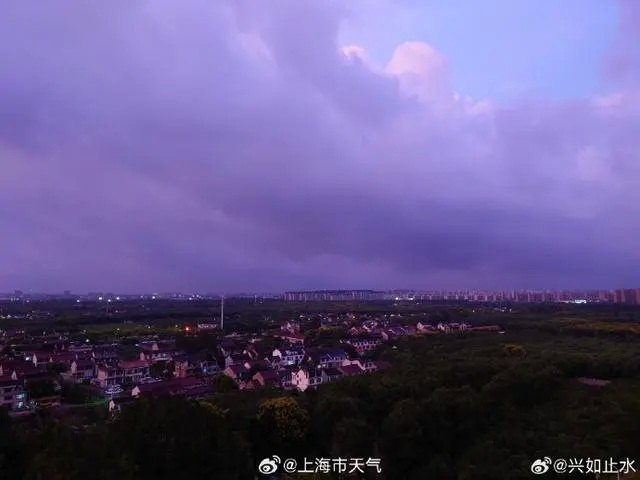 不少网友晒出台风“贝碧嘉”到来前的紫色天空 不少网友晒出台风“贝碧嘉”到来前的紫色天空