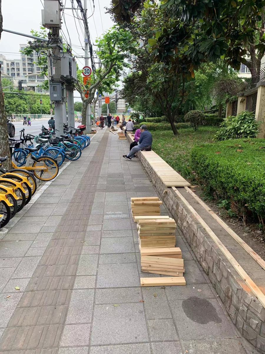 钦州路公共座椅加装过程中