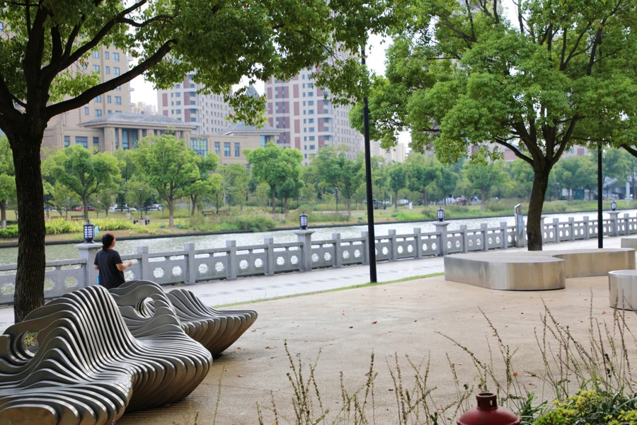 奉贤金汇港、浦南运河两岸新增了许多公共座椅